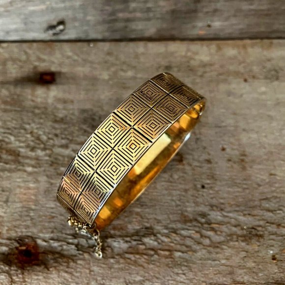 Vintage Whiting And Davis Gold Tone Hinged Bangle With Safety Chain Geometric - Picture 1 of 6